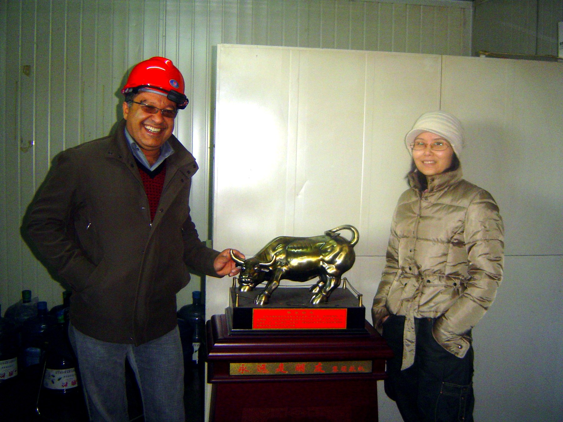 Engineering cooperation memento presented by Dalian Field to Reza Monadi