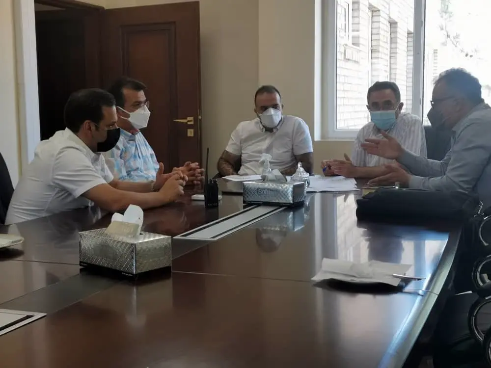 رضا منادی در حال بررسی چالش‌ها و ارائه راهکار در جلسه فنی پروژه گروه فولادیار کوروش در دوران کرونا